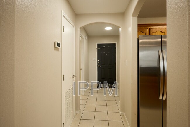 Building Photo - 101 S Taos Blvd