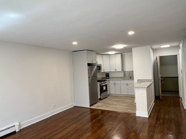 Building Photo - 2401 W Balmoral Ave