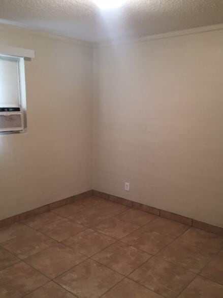 Building Photo - 2139 W Glenrosa Ave