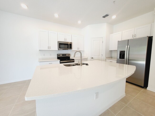 Building Photo - 3 Bedroom Townhouse  For Rent in St. Cloud, FL