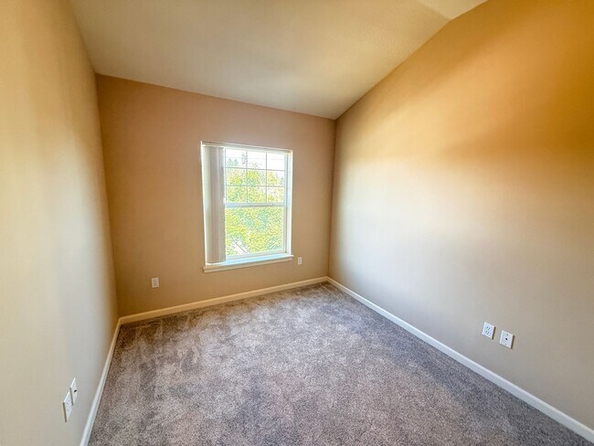 Building Photo - 1050 SW 170th Ave