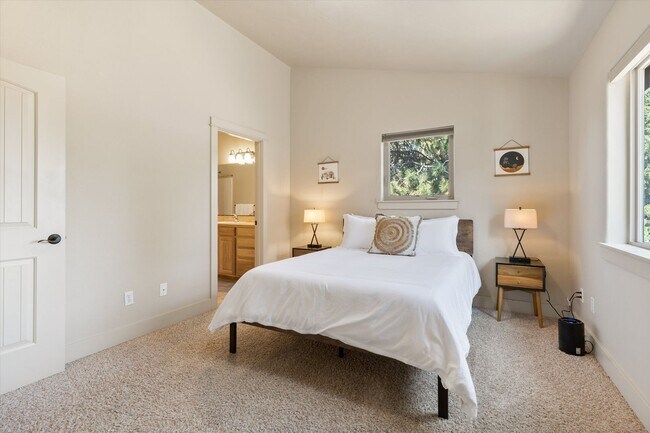 Building Photo - Charming, Furnished 3 bedroom Home w/ Garage