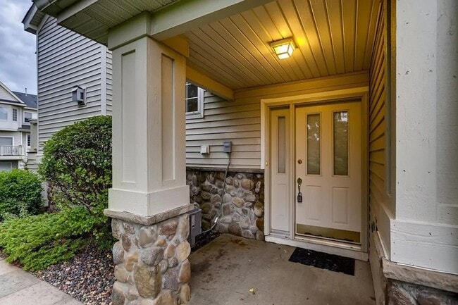 Building Photo - Bright End-Unit 2BD Townhome with Fireplace, Deck & Big Bedrooms