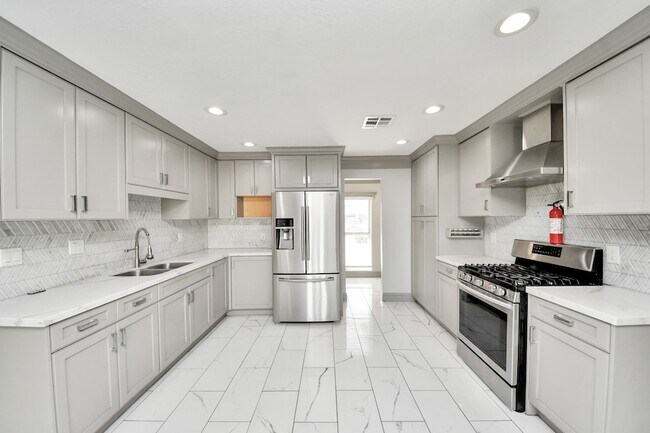 Building Photo - 4503 Hollybrook Ln