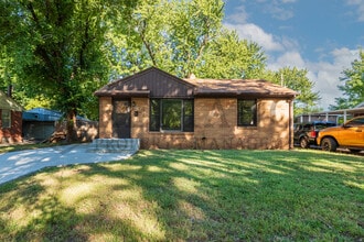 Building Photo - 1932 S Battin St