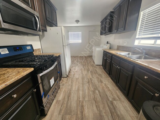 Building Photo - 3 bedroom, 2 bathroom