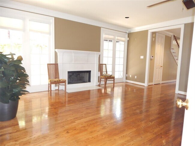 Building Photo - 5583 Beverly Hill St