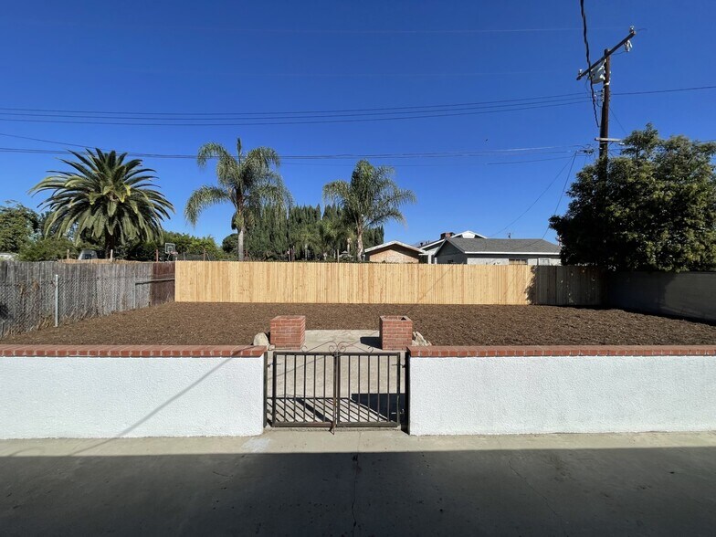 Building Photo - 4980 Lincoln Ave