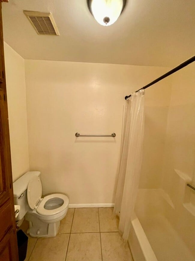 Building Photo - Spacious 2-Bedroom Townhome-Style Condo Near Baylor University | Elmwood Condos Waco