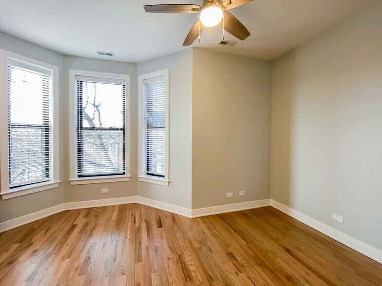 Building Photo - 356 W Dickens Ave