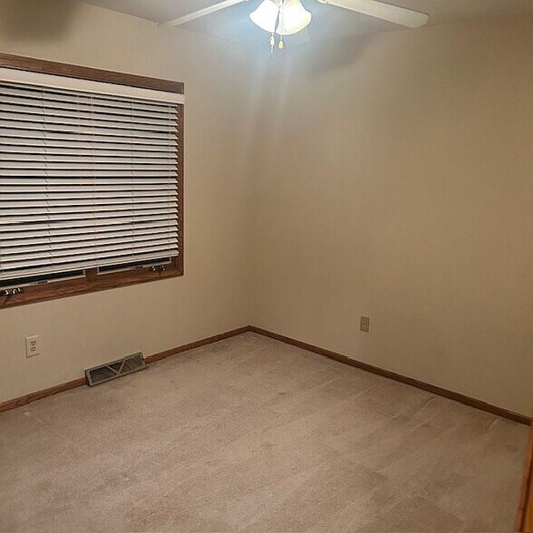 Building Photo - 629 Hawthorne Ln