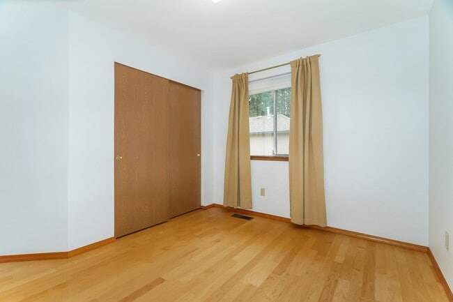 Building Photo - Federal Way 2-Story