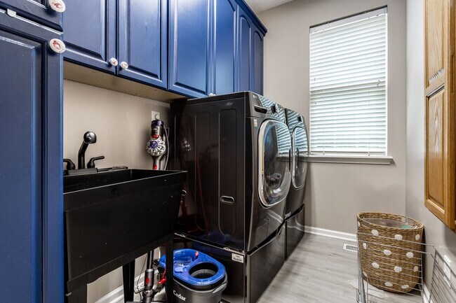 Building Photo - Spacious 5-Bed Home with In-Law Suite, Fin...