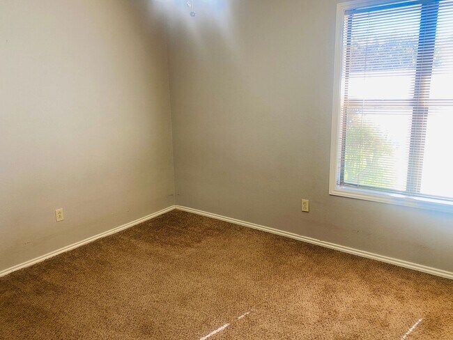 Building Photo - 3 bed 2 bath 2 car garage! Self Showing