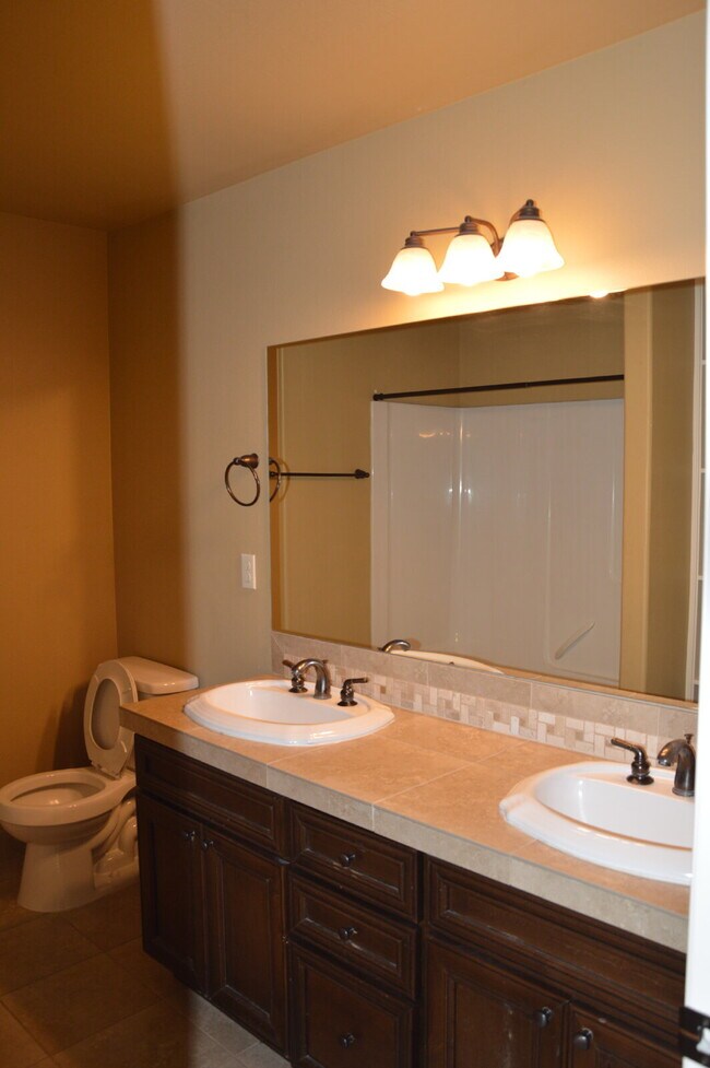 Building Photo - "Charming 3-Bed + Loft and 2 car garage Townhouse with Granite Elegance in Vancouver!"