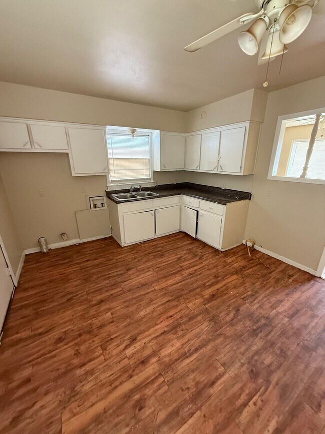Building Photo - $0 First Month's Rent / $0 Deposit at Move-in