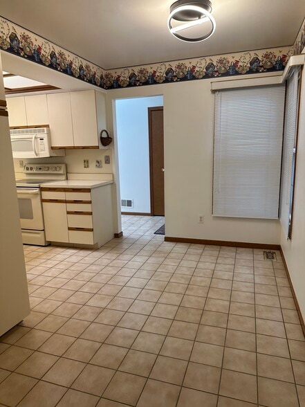 Building Photo - 43389 Riverbend Blvd