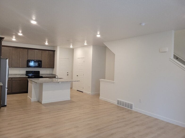 Building Photo - 4250 Bromwell Ct