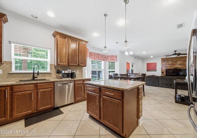 Building Photo - 705 W Kings College Dr