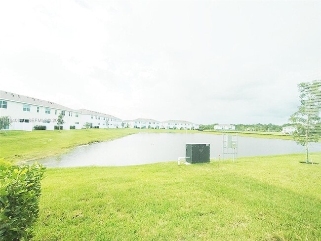 Building Photo - 400 SE Crossoak Ln