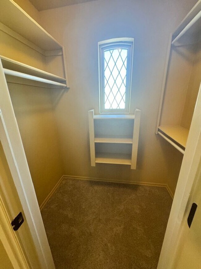 Building Photo - Large 3 bed, 2.5 bath with 30x30 shop