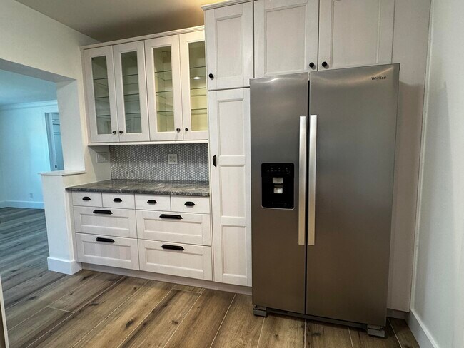 Building Photo - 204 SE 2nd Ave