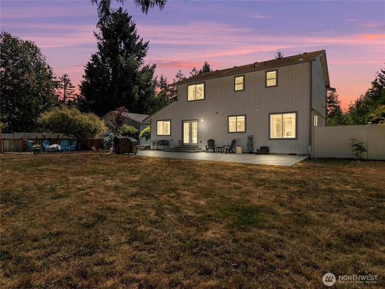 HUGE fully fenced backyard - 4309 236th St E