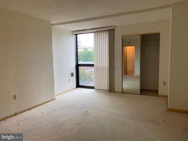 Building Photo - 233 S 6th St