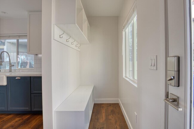 Building Photo - 1628 Thomas Ave