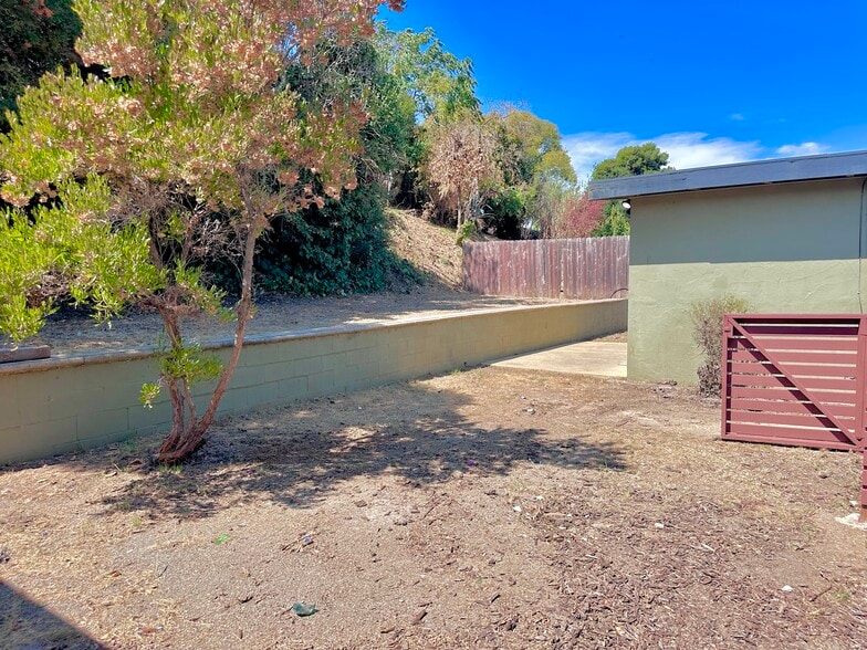 Building Photo - 220 Los Altos Pl