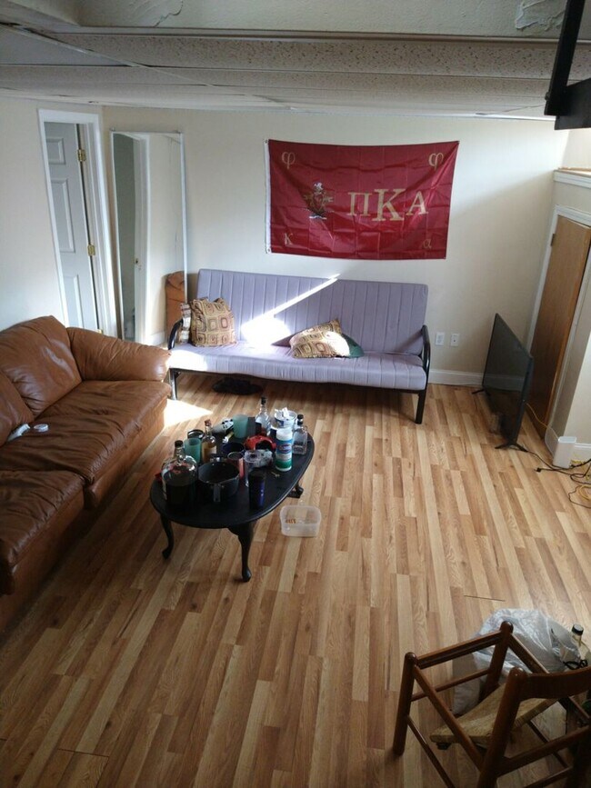 Building Photo - 9/1/25 Spacious two-level 3BR/2BA near Pac...