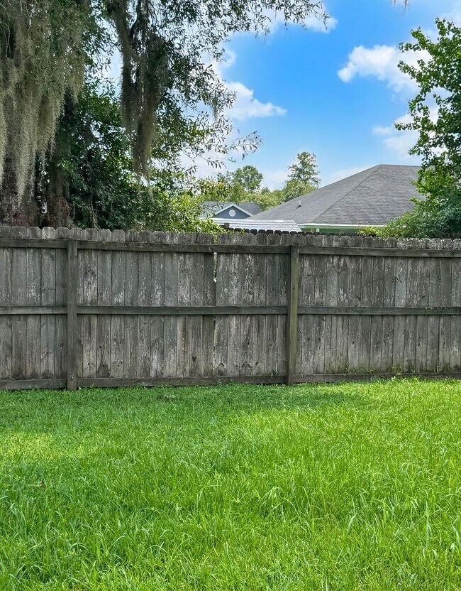 Building Photo - Spacious 4 Bedroom Home with Flex Room & S...