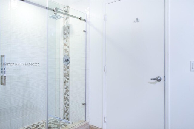 Building Photo - 950 Brickell Bay Dr