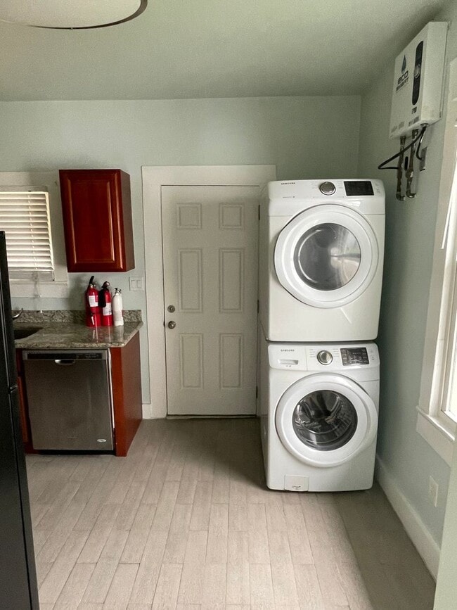 Building Photo - 2BD/1BA in Central City with shared backyard