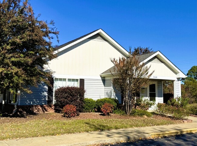 Building Photo - 1664 Lipscomb Rd E