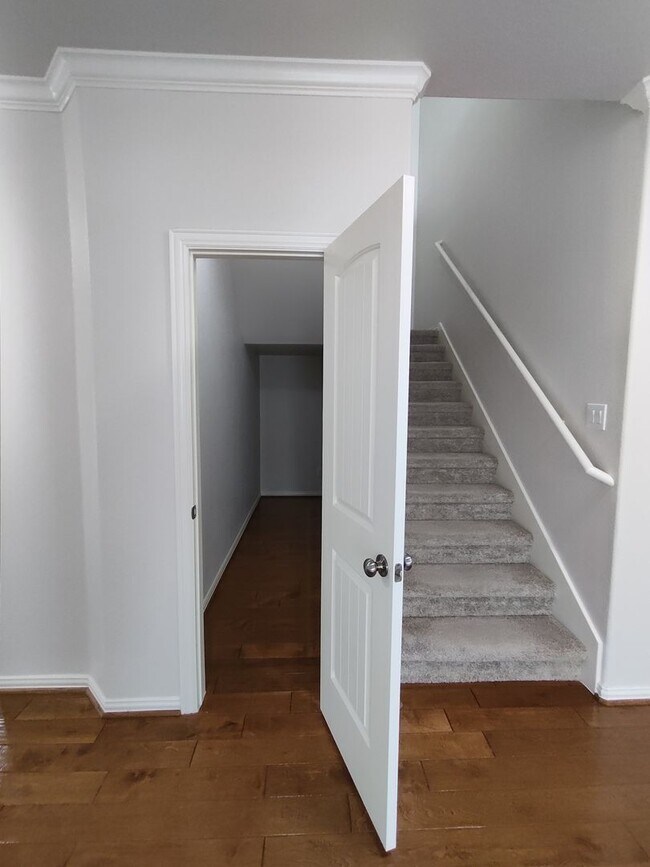 Building Photo - Gorgeous two story house (4BD/3BA) with a ...