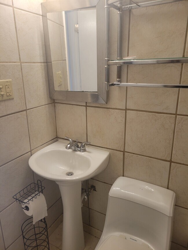 Full Bath - 1043 S Trenton Ave