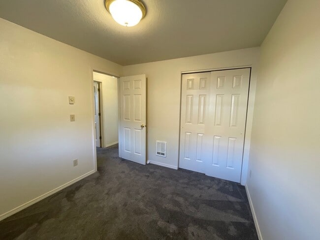 Building Photo - 3 Bedroom / 2 Bathroom Home in SW Redmond