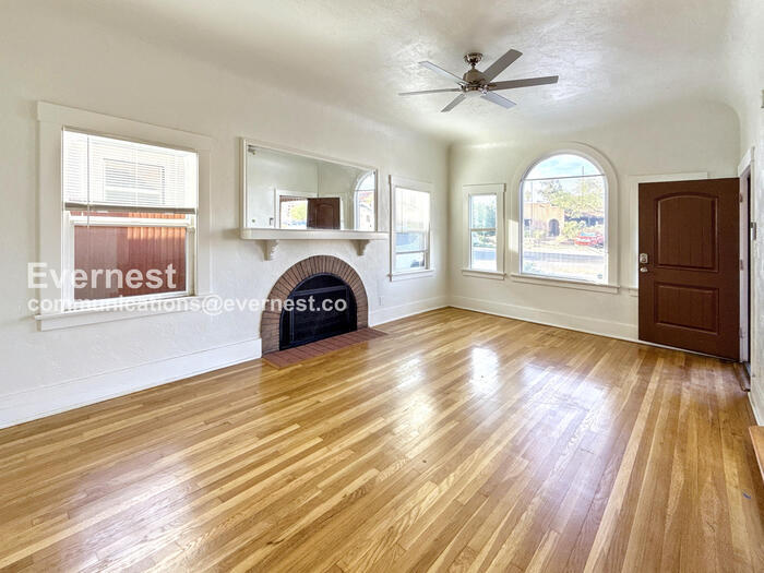 Building Photo - 934 E 7th St