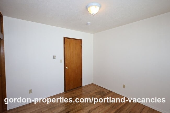 Building Photo - NE 65th Ave - End unit 1 bedroom apartment