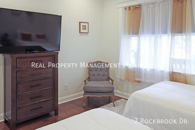 Building Photo - 7 Rockbrook Dr