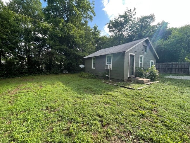 Building Photo - 620 W 24th St