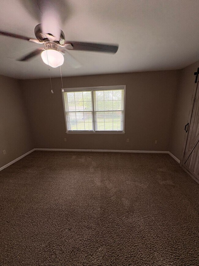 Building Photo - 102 Navaho Dr