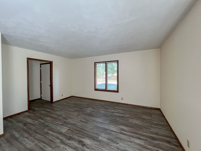 Building Photo - 2 Bedroom Duplex –Near Chesterfield Family Center and Park