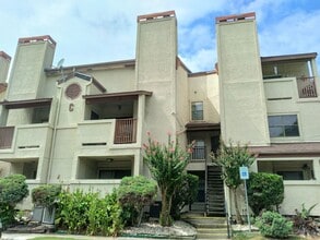 Building Photo - Cozy Medical Center Condo with Fireplace, Community Pool & Included Appliances!