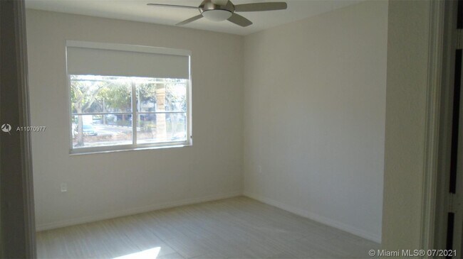 Building Photo - 805 SE 3rd Ave