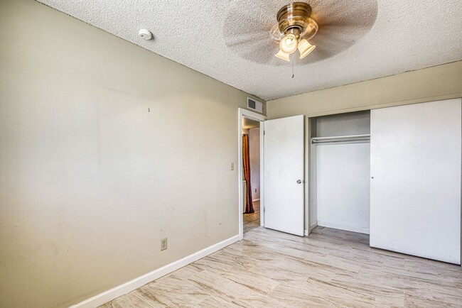 Building Photo - 4555 Sun Valley Dr