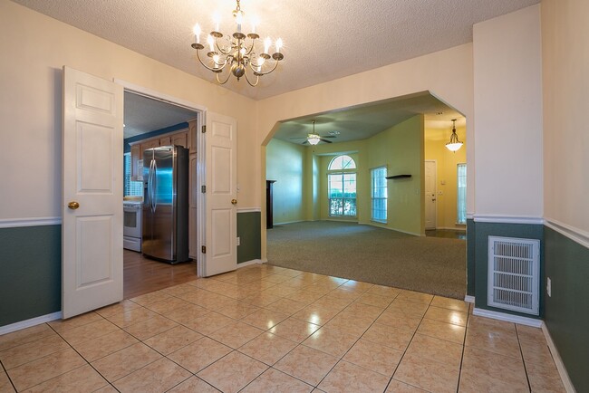 Building Photo - Charming 3 bedroom home with cozy fireplac...