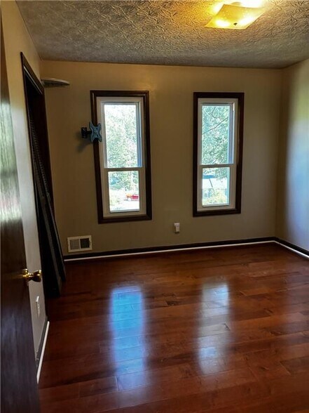Building Photo - 3260 Creek Hollow Dr