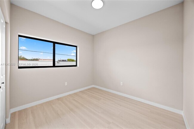 Building Photo - 630 NE 166th St